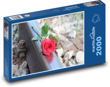 Červená růže - železnice, koleje Puzzle 2000 dílků - 90 x 60 cm