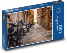 Skútry zaparkované v úzké uličce - Itálie Puzzle 130 dílků - 28,7 x 20 cm