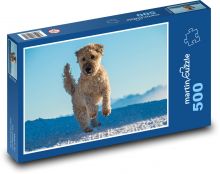 Goldendoodle pes skákající ve sněhu Puzzle 500 dílků - 46 x 30 cm
