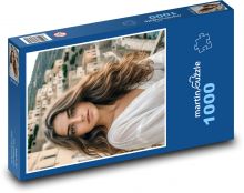 Krásná žena ve městě Puzzle 1000 dílků - 60 x 46 cm