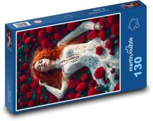 Žena ležící v růžích Puzzle 130 dílků - 28,7 x 20 cm