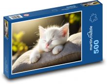 Biały kotek śpiący na poduszce Puzzle 500 elementów - 46x30 cm