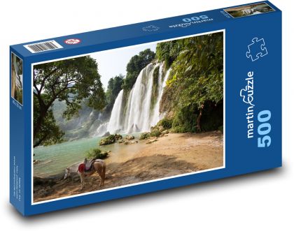 Koń przy wodospadzie - Wietnam - Puzzle 500 elementów, rozmiar 46x30 cm