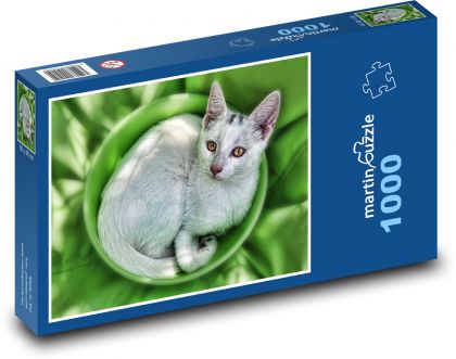 Biela mačka v listoch - Puzzle 1000 dielikov, rozmer 60x46 cm