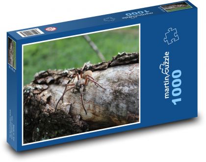 Pająk w lesie na pniu - Puzzle 1000 elementów, rozmiar 60x46 cm