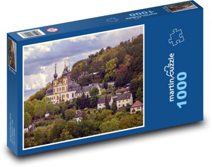 Malebný kláštor v jesennej krajine - Puzzle 1000 dielikov, rozmer 60x46 cm