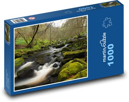 Rzeka płynąca między skałami w lesie - Puzzle 1000 elementów, rozmiar 60x46 cm