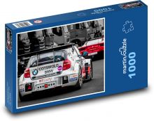 Závodní auto v depu Puzzle 1000 dílků - 60 x 46 cm
