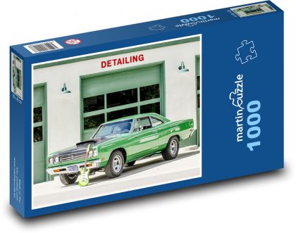 Zelený americký veterán pred dielňou - Puzzle 1000 dielikov, rozmer 60x46 cm
