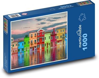 Barevné domy - odraz ve vodě, mraky - Puzzle 1000 dílků, rozměr 60x46 cm