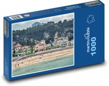 Domy u pláže - promenáda, moře Puzzle 1000 dílků - 60 x 46 cm