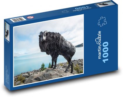 Himálajský Tahr - socha, jezero Pukaki - Puzzle 1000 dílků, rozměr 60x46 cm