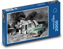 Opuštěná čerpací stanice s autem Puzzle 2000 - 90x60 cm