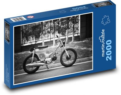 Retro motocykel v čiernej a bielej farbe - Puzzle 2000 dielikov, rozmer 90x60 cm 