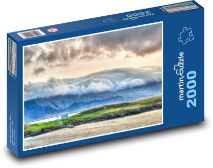 Island - hory, mlha - Puzzle 2000 dílků, rozměr 90x60 cm