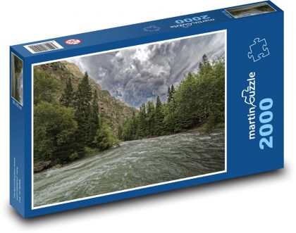 Rzeka płynąca przez las w Kirgistanie - Puzzle 2000 elementów, rozmiar 90x60 cm