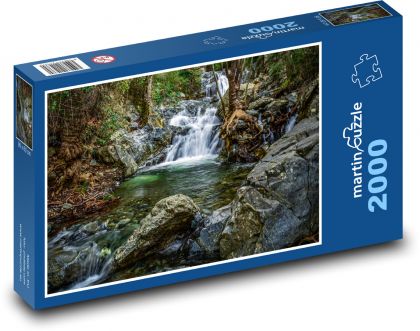 Smaragdový potok uprostred lesa - Puzzle 2000 dielikov, rozmer 90x60 cm 