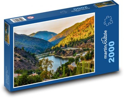 Priehrada medzi hustými lesmi - Puzzle 2000 dielikov, rozmer 90x60 cm 