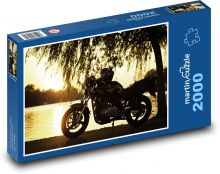 Západ slnka s motocyklom Suzuki Puzzle 2000 dielikov - 90 x 60 cm