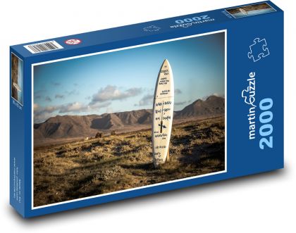 Deska surfingowa utknęła w ziemi - Puzzle 2000 elementów, rozmiar 90x60 cm