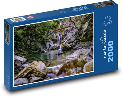 Řeka stékající po skále - puzzle 2000 dílků