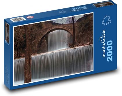 Vodopád pod mostom - Puzzle 2000 dielikov, rozmer 90x60 cm 