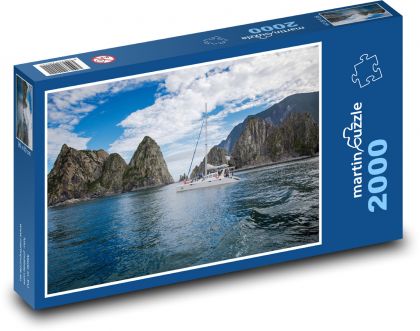 Loď plávajúca medzi skalami - Puzzle 2000 dielikov, rozmer 90x60 cm 
