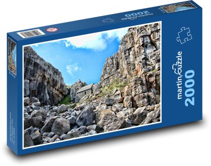 Schronisko górskie wśród skał - Puzzle 2000 elementów, rozmiar 90x60 cm