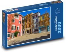 Farebné domy na námestí Puzzle 2000 dielikov - 90 x 60 cm