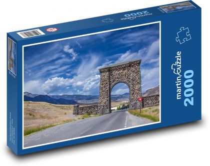 Brána, silnice, hory - Puzzle 2000 dílků, rozměr 90x60 cm