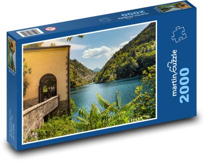 Kostel u jezera - puzzle 2000 dílků
