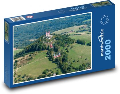 Slovensko, kostel, kopec - Puzzle 2000 dílků, rozměr 90x60 cm