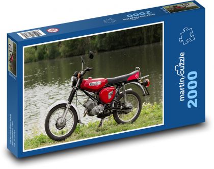 Červený motocykel pri vode - Puzzle 2000 dielikov, rozmer 90x60 cm 