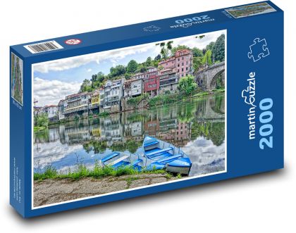 Lodě - řeka, vesnice - Puzzle 2000 dílků, rozměr 90x60 cm