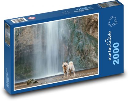 Pes, vodopád - Puzzle 2000 dílků, rozměr 90x60 cm