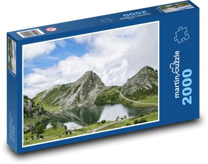 Hora - jezero Cavadonga. Španělsko - Puzzle 2000 dílků, rozměr 90x60 cm