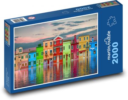 Barevné domy - odraz ve vodě, mraky - Puzzle 2000 dílků, rozměr 90x60 cm