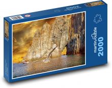 Skały w morzu - mewa, statek Puzzle 2000 elementów - 90x60 cm