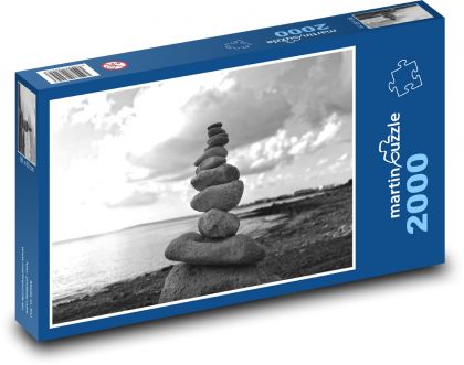 Kamene na pláži - more, čiernobiely - Puzzle 2000 dielikov, rozmer 90x60 cm 