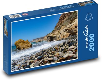 Żwirowa plaża - morze, skały - Puzzle 2000 elementów, rozmiar 90x60 cm