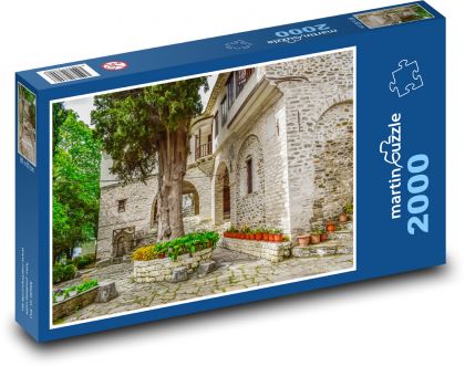 Klasztor - kościół, dziedziniec - Puzzle 2000 elementów, rozmiar 90x60 cm