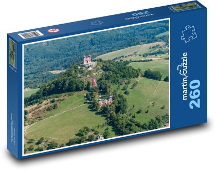 Slovensko, kostel, kopec - Puzzle 260 dílků, rozměr 41x28,7 cm
