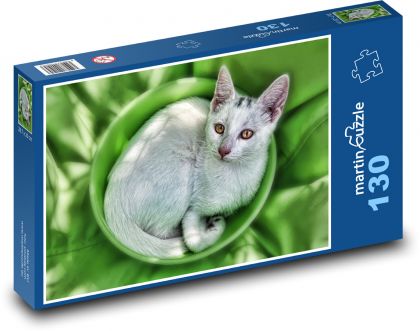 Biela mačka v listoch - Puzzle 130 dielikov, rozmer 28,7x20 cm 