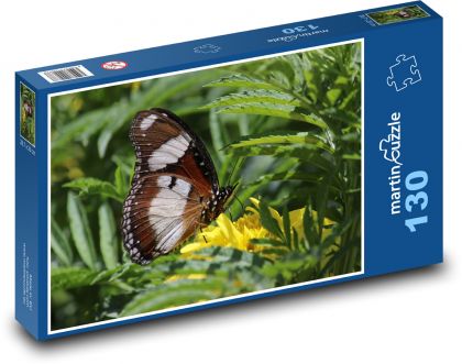 Bräunlich-weißer Schmetterling auf gelber Blüte - Puzzle - 130 Teile