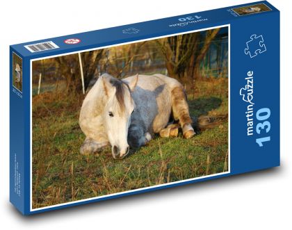 Biely kôň ležiaci na pastvine - Puzzle 130 dielikov, rozmer 28,7x20 cm 