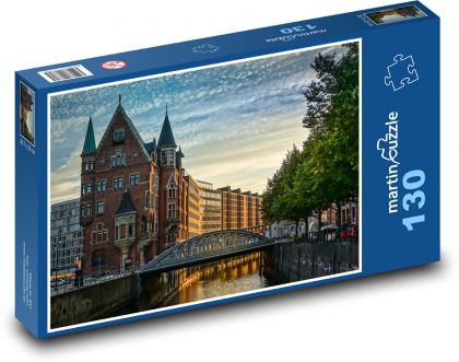 Historický tehlový dom pri kanáli v Hamburgu - Puzzle 130 dielikov, rozmer 28,7x20 cm 