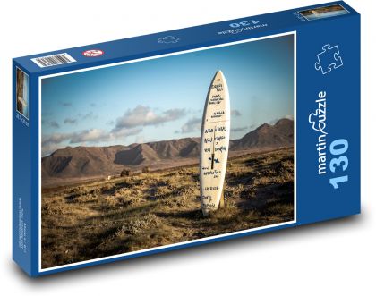 Deska surfingowa utknęła w ziemi - Puzzle 130 elementów, rozmiar 28,7x20 cm