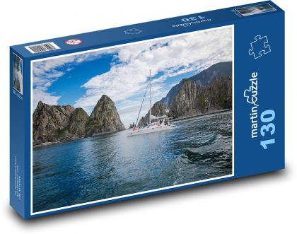 Ein Schiff segelt zwischen den Felsen - Puzzle - 130 Teile