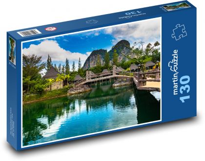 Drewniany most nad zielono-niebieską wodą - Puzzle 130 elementów, rozmiar 28,7x20 cm