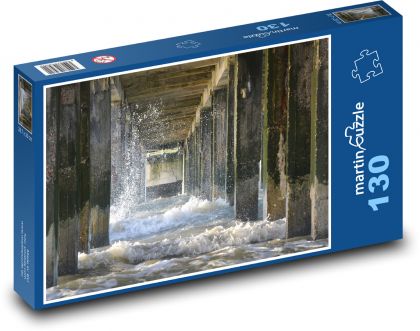 Fale pod drewnianym pomostem - Puzzle 130 elementów, rozmiar 28,7x20 cm